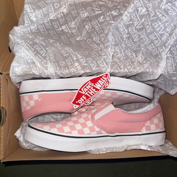 ✨ Brand New Vans Classic Slip-On Pink Checkerboard Sneakers ✨ - Picture 1 of 4